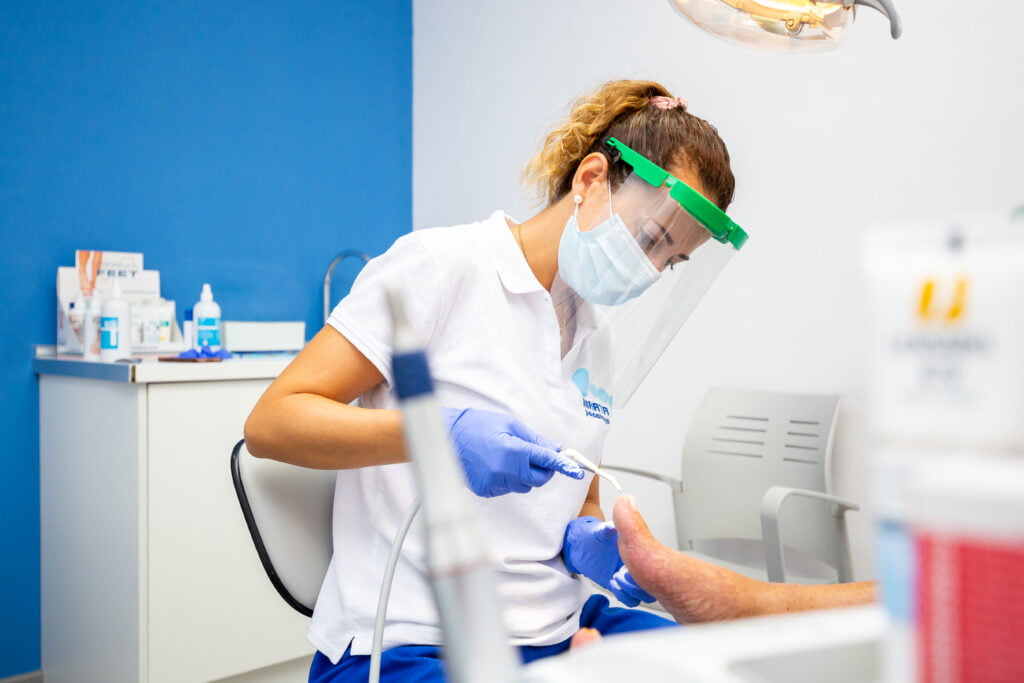 Doctora Marta Tabernero en la clínica podológica de Dénia y Benidorm